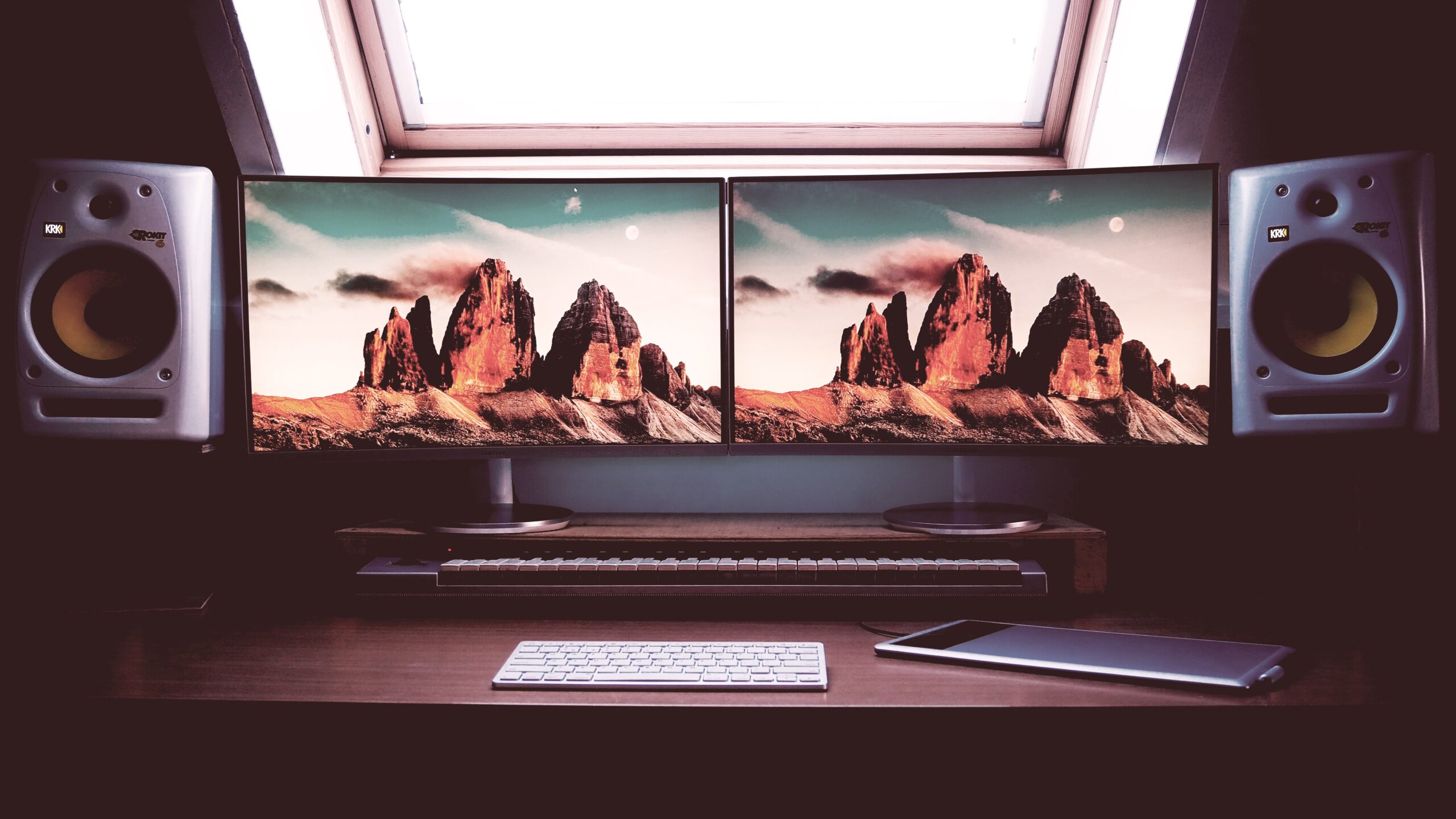 Featured image for “Handy Tips to Optimize a Dual-Monitor Setup for the Best Experience”